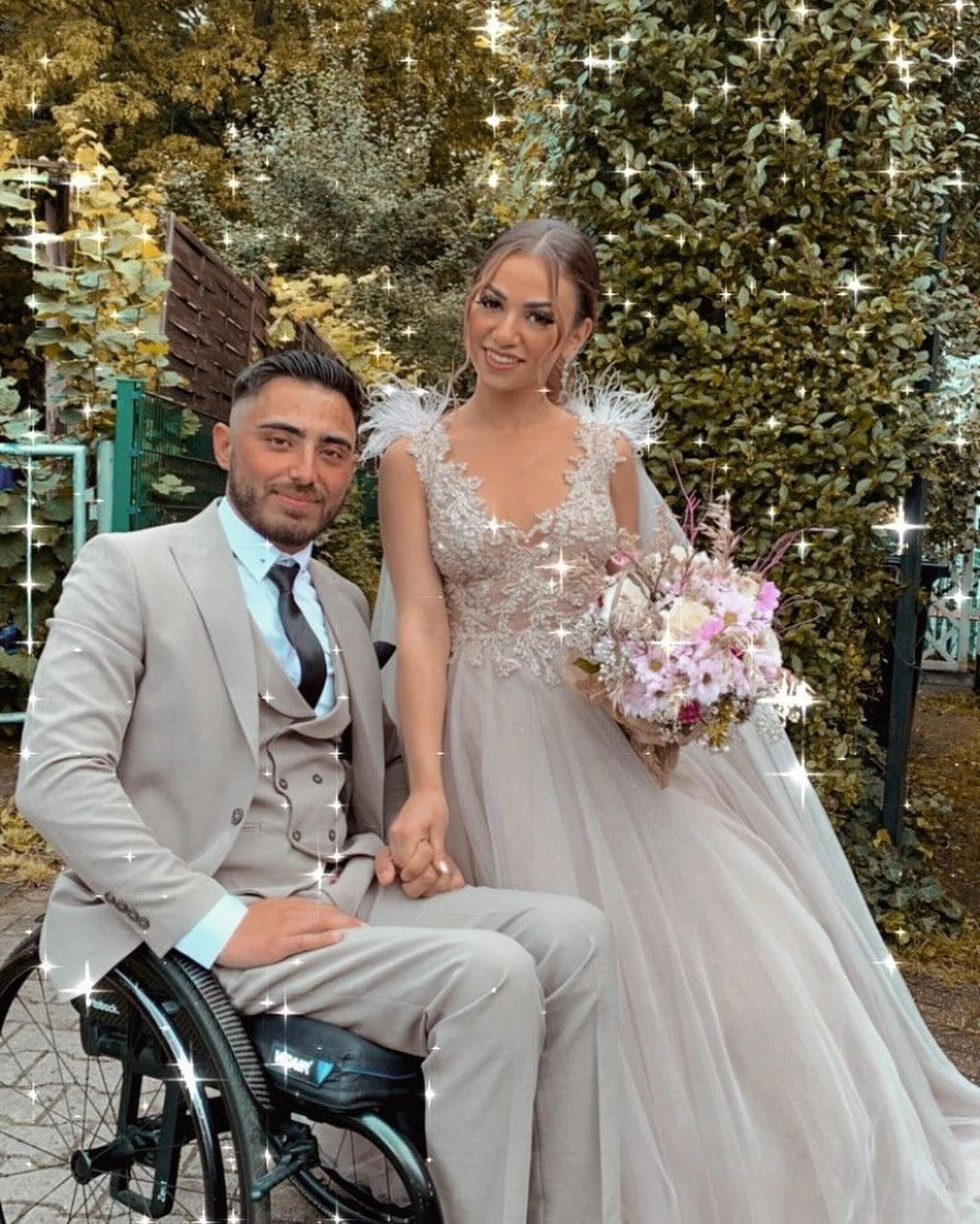 Vestido de novia largo de tul con escote en V, corte A y encaje, con capa de tul de piel.