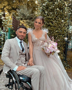 Vestido de novia largo de tul con escote en V, corte A y encaje, con capa de tul de piel.