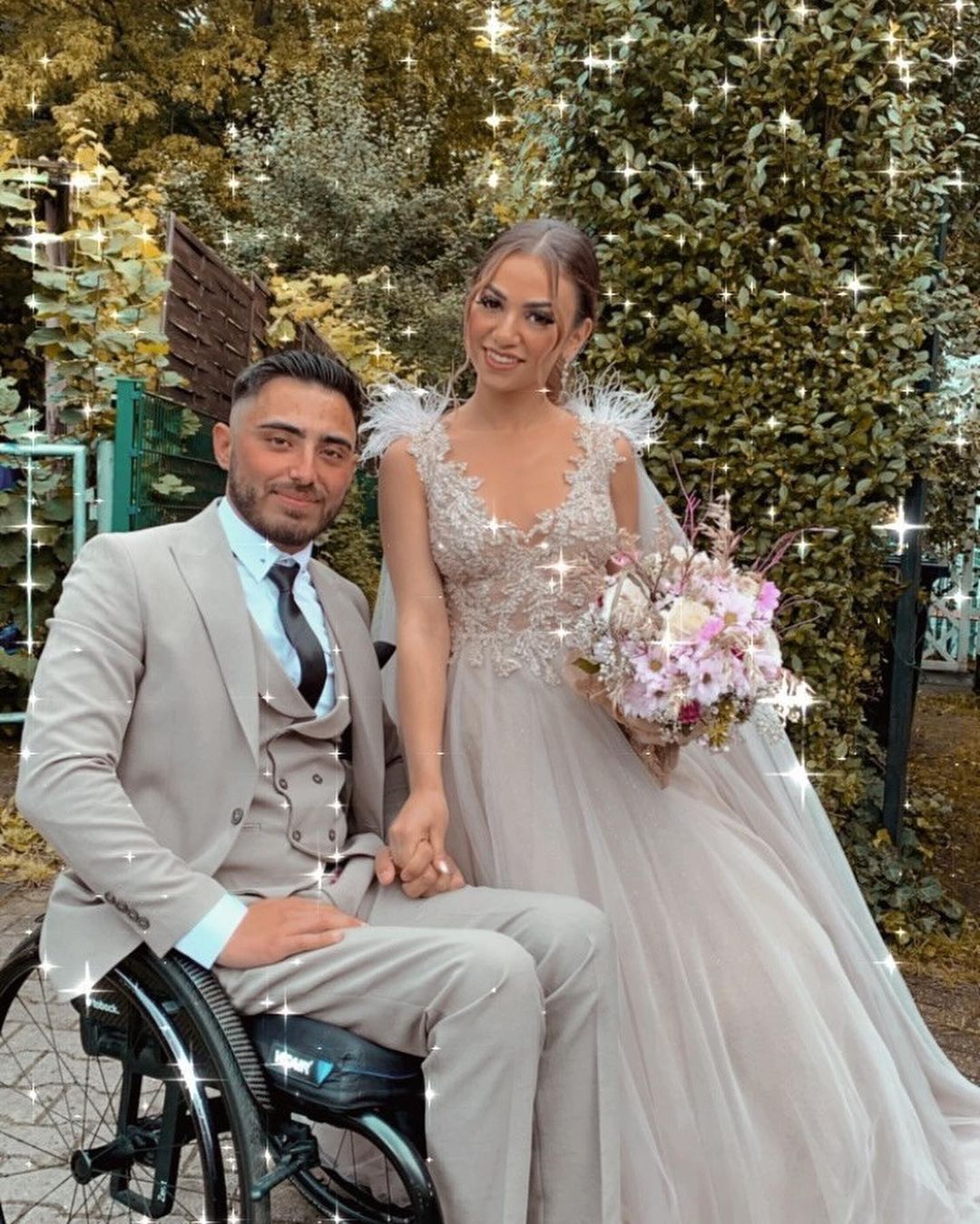 Vestido de novia largo de tul con escote en V, corte A y encaje, con capa de tul de piel.