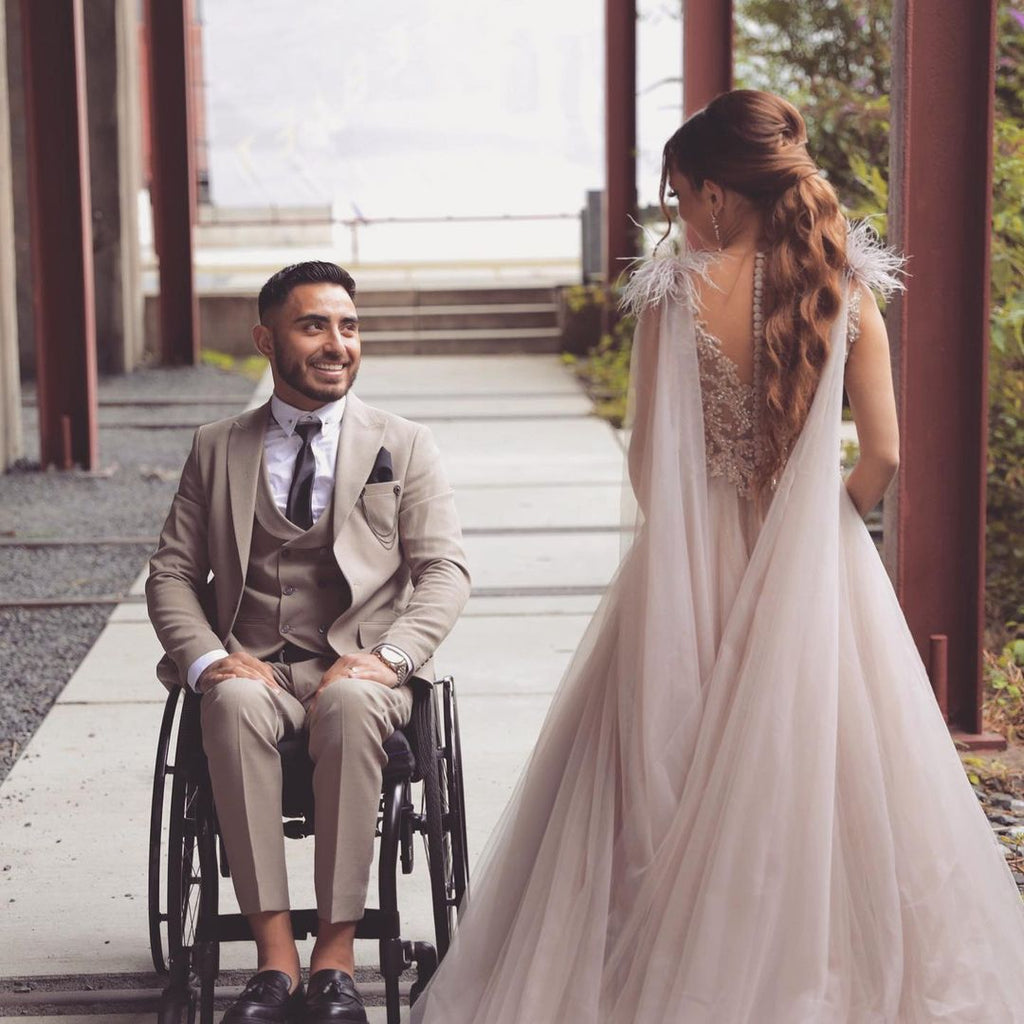 Vestido de novia largo de tul con escote en V, corte A y encaje, con capa de tul de piel.