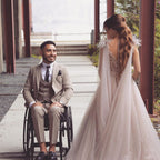 Vestido de novia largo de tul con escote en V, corte A y encaje, con capa de tul de piel.