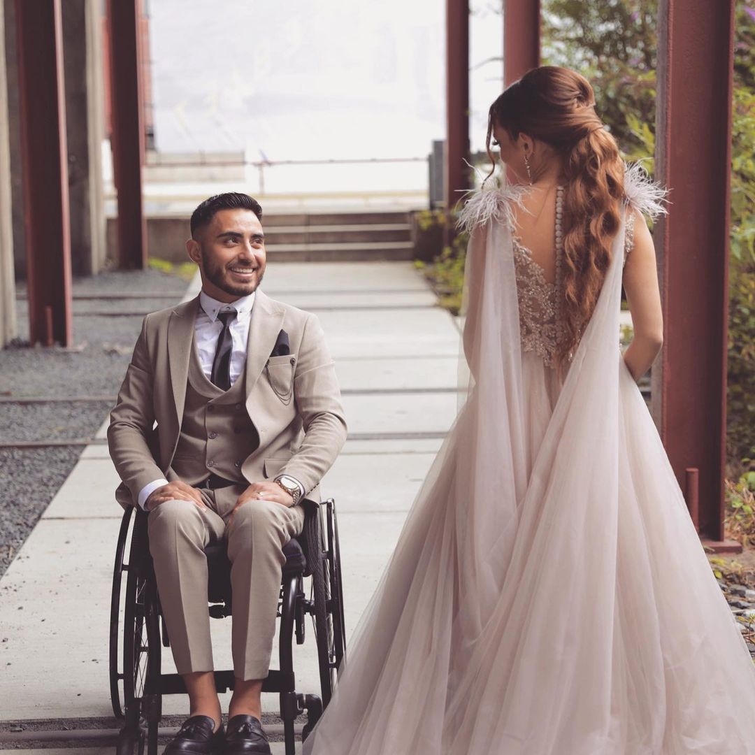 Vestido de novia largo de tul con escote en V, corte A y encaje, con capa de tul de piel.
