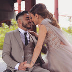 Vestido de novia largo de tul con escote en V, corte A y encaje, con capa de tul de piel.