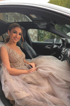 Vestido de novia largo de tul con escote en V, corte A y encaje, con capa de tul de piel.