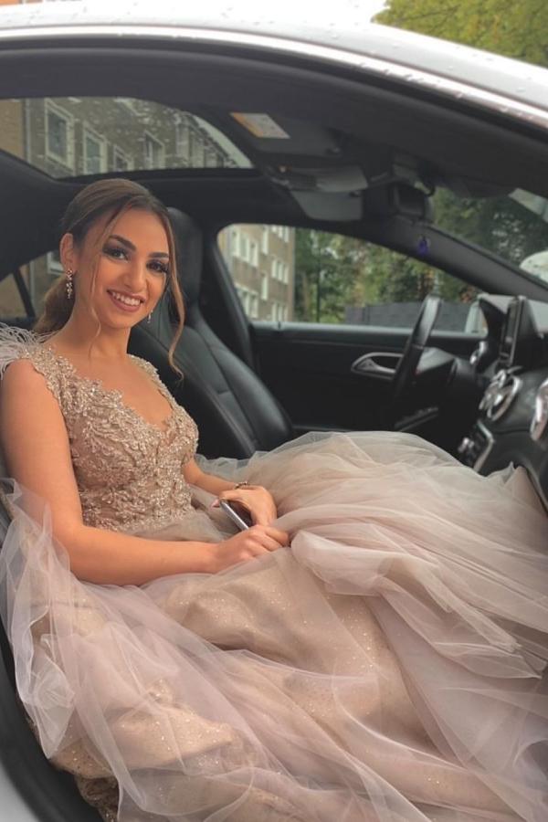 Vestido de novia largo de tul con escote en V, corte A y encaje, con capa de tul de piel.