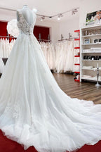 Vestido de novia largo de tul con escote en V, encaje y volantes blancos