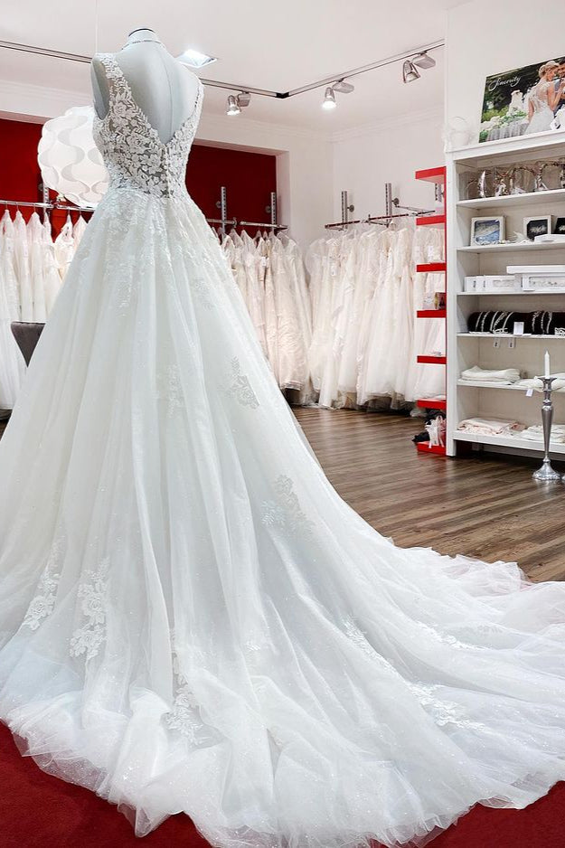 Vestido de novia largo de tul con escote en V, encaje y volantes blancos