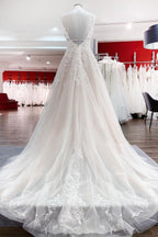 Langes A-Linien-Brautkleid mit V-Ausschnitt und ärmellosem Tüll und Spitzenapplikationen