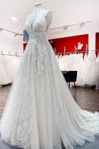Langes A-Linien-Brautkleid mit V-Ausschnitt und ärmellosem Tüll und Spitzenapplikationen