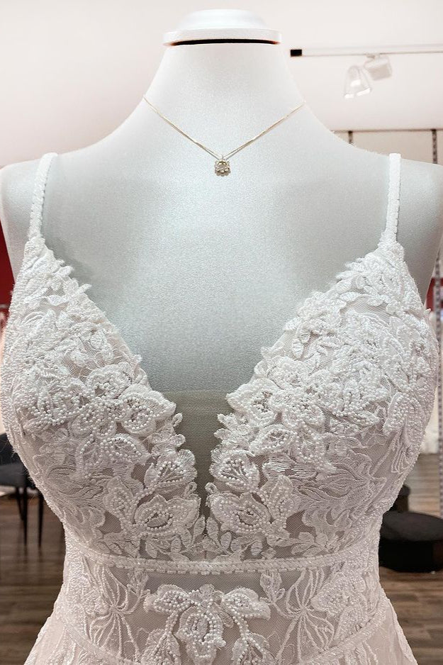 Langes A-Linien-Brautkleid mit V-Ausschnitt und ärmellosem Tüll und Spitzenapplikationen