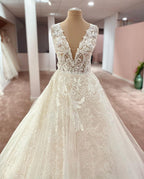 Vestido de novia largo de tul con escote en V, tirantes anchos y apliques de encaje