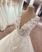 Vestido de novia largo de tul con escote en V, tirantes anchos y apliques de encaje