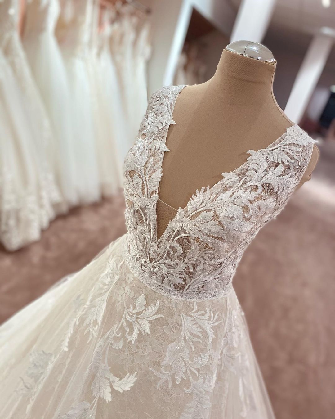 Vestido de novia largo de tul con escote en V, tirantes anchos y apliques de encaje