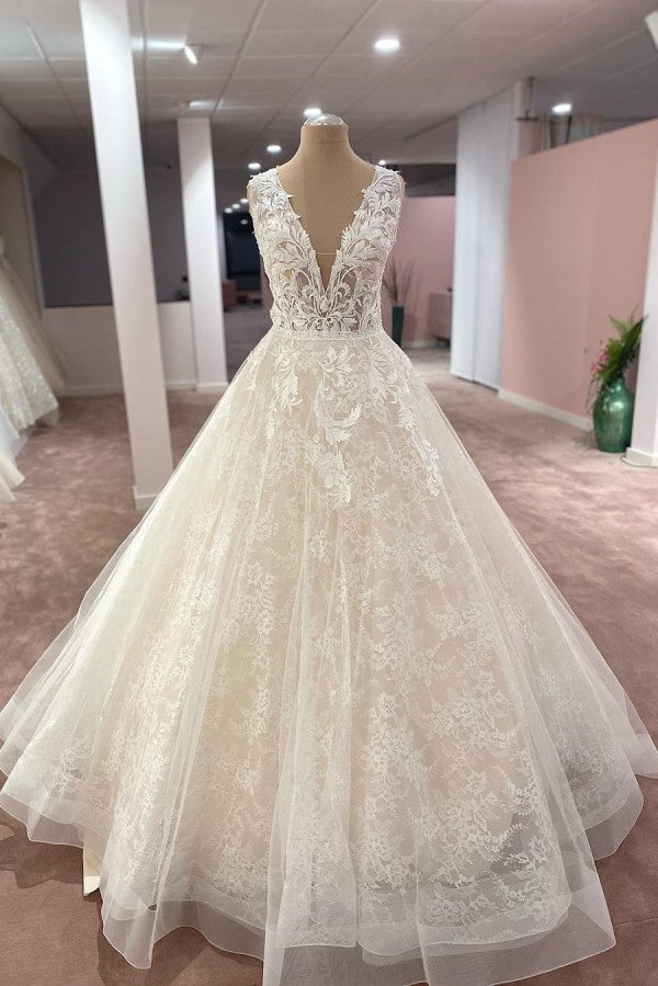 Vestido de novia largo de tul con escote en V, tirantes anchos y apliques de encaje