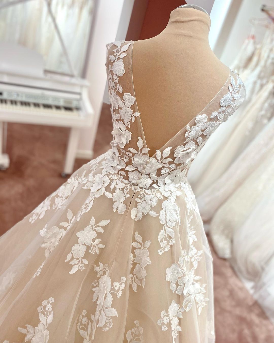 Langes A-Linien-Brautkleid mit V-Ausschnitt, breiten Trägern, rückenfreiem Schnitt, Applikationen, Spitze und Tüll