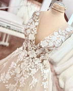 Langes A-Linien-Brautkleid mit V-Ausschnitt, breiten Trägern, rückenfreiem Schnitt, Applikationen, Spitze und Tüll