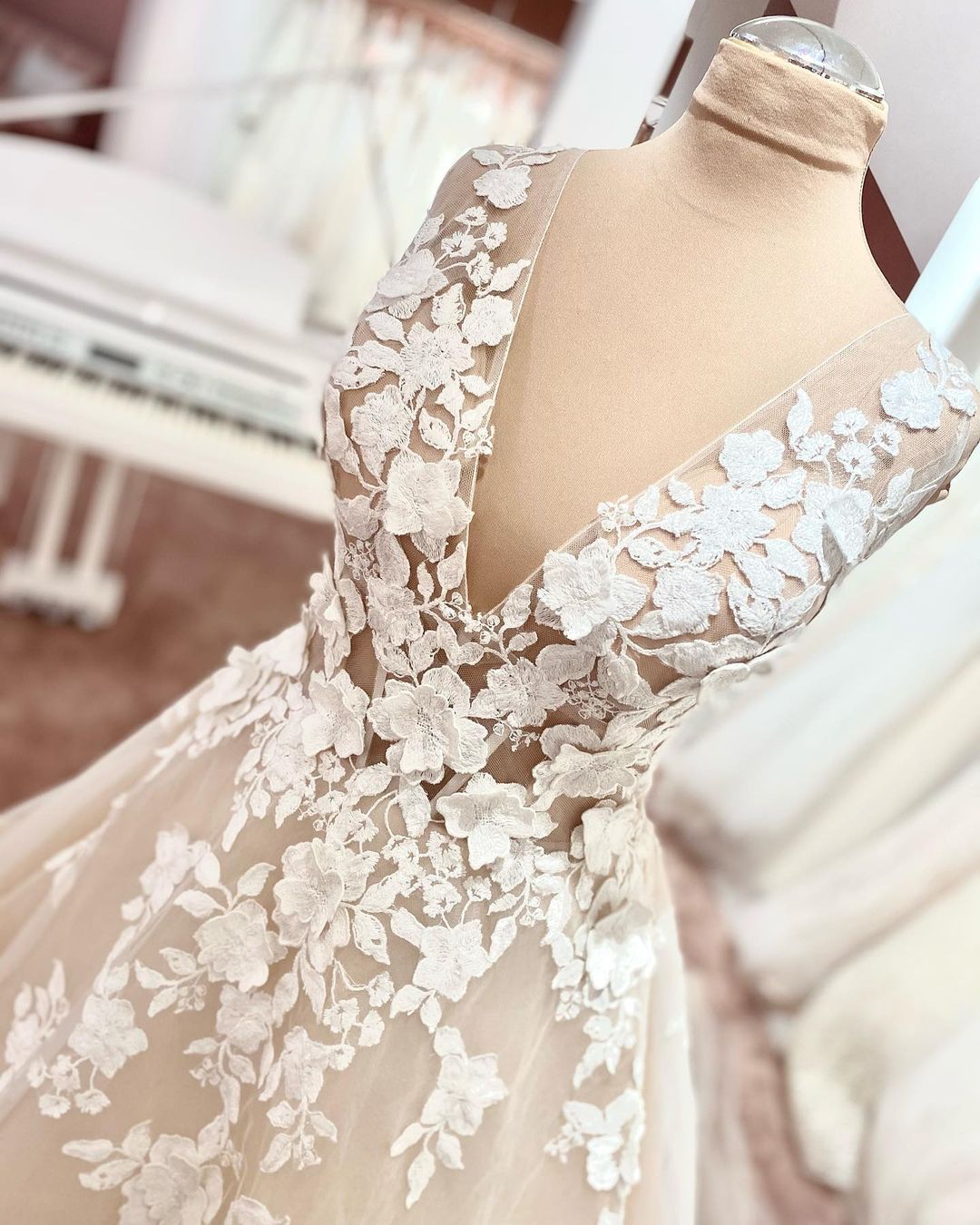 Langes A-Linien-Brautkleid mit V-Ausschnitt, breiten Trägern, rückenfreiem Schnitt, Applikationen, Spitze und Tüll