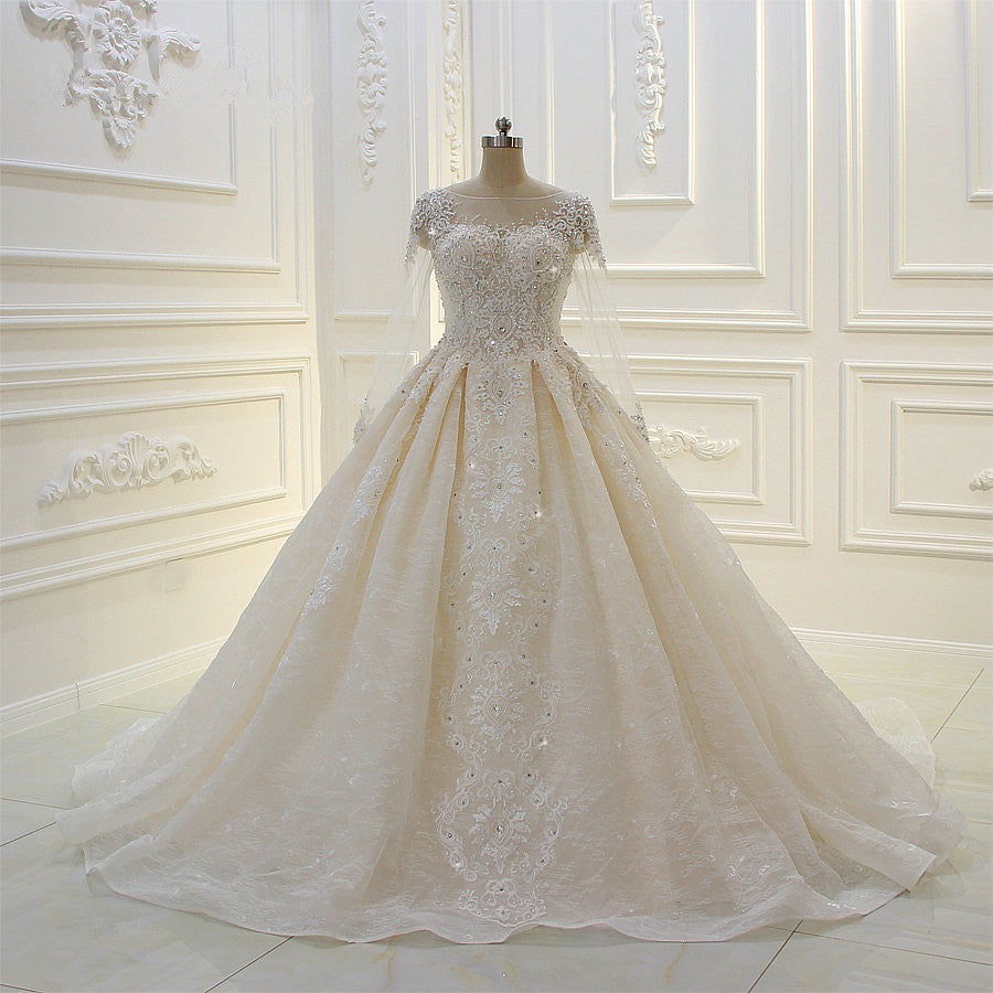 Langes Ballkleid mit Perlenbesatz, Bateau-Ausschnitt, Applikationen, Spitze und Ärmeln