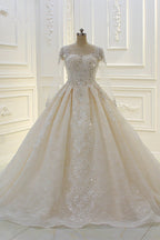 Langes Ballkleid mit Perlenbesatz, Bateau-Ausschnitt, Applikationen, Spitze und Ärmeln