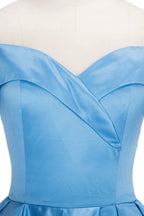 Vestido de fiesta largo de satén azul con hombros descubiertos y abertura