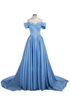 Vestido de fiesta largo de satén azul con hombros descubiertos y abertura