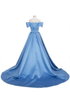 Vestido de fiesta largo de satén azul con hombros descubiertos y abertura