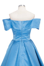 Vestido de fiesta largo de satén azul con hombros descubiertos y abertura