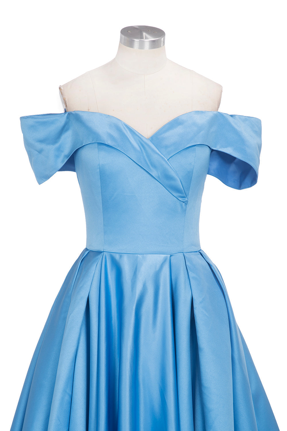 Vestido de fiesta largo de satén azul con hombros descubiertos y abertura