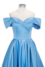 Vestido de fiesta largo de satén azul con hombros descubiertos y abertura