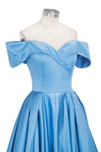 Vestido de fiesta largo de satén azul con hombros descubiertos y abertura