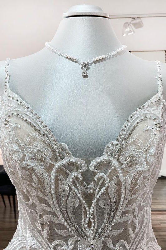 Langes Ballkleid mit V-Ausschnitt und Spaghettiträgern aus Tüll und Spitze
