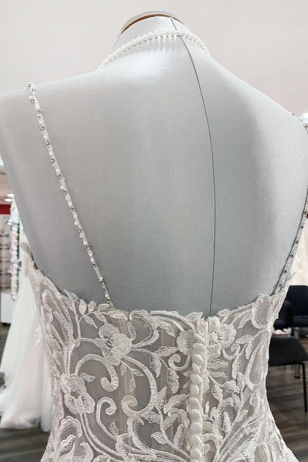 Langes Ballkleid mit V-Ausschnitt und Spaghettiträgern aus Tüll und Spitze