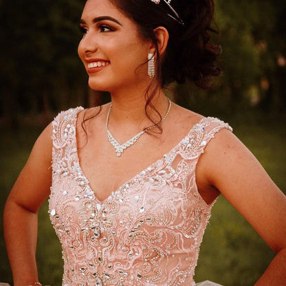 Langes Ballkleid mit V-Ausschnitt und Tüll für die Quinceanera