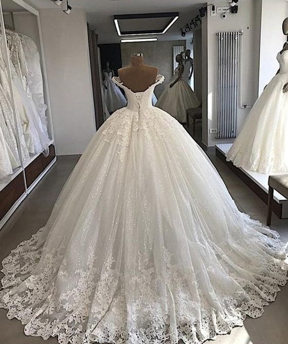 Vestidos de novia largos de tul con encaje y hombros descubiertos