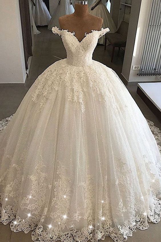 Vestidos de novia largos de tul con encaje y hombros descubiertos