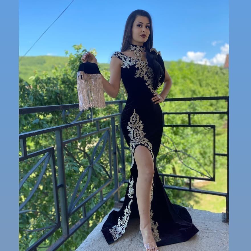 Vestido de fiesta largo de sirena negro con cuello alto, apliques de encaje y terciopelo con abertura