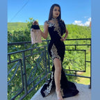 Vestido de fiesta largo de sirena negro con cuello alto, apliques de encaje y terciopelo con abertura