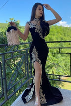 Vestido de fiesta largo de sirena negro con cuello alto, apliques de encaje y terciopelo con abertura