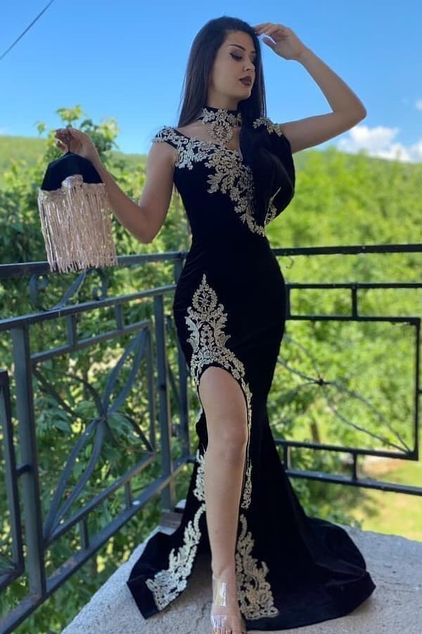 Vestido de fiesta largo de sirena negro con cuello alto, apliques de encaje y terciopelo con abertura