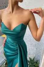 Langes dunkelgrünes ärmelloses Abendkleid aus Satin im Meerjungfrau-Stil mit Schlitz