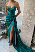 Langes dunkelgrünes ärmelloses Abendkleid aus Satin im Meerjungfrau-Stil mit Schlitz