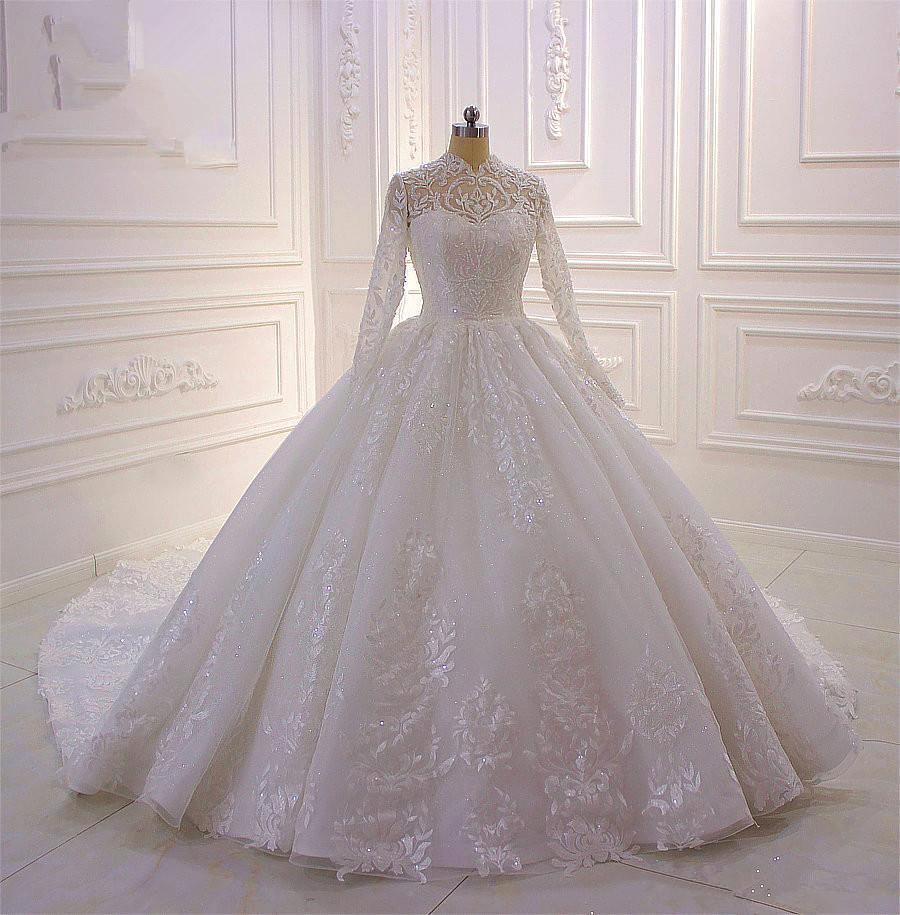 Vestido de novia largo de cuello alto con apliques de encaje y mangas
