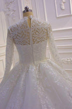 Vestido de novia largo de cuello alto con apliques de encaje y mangas