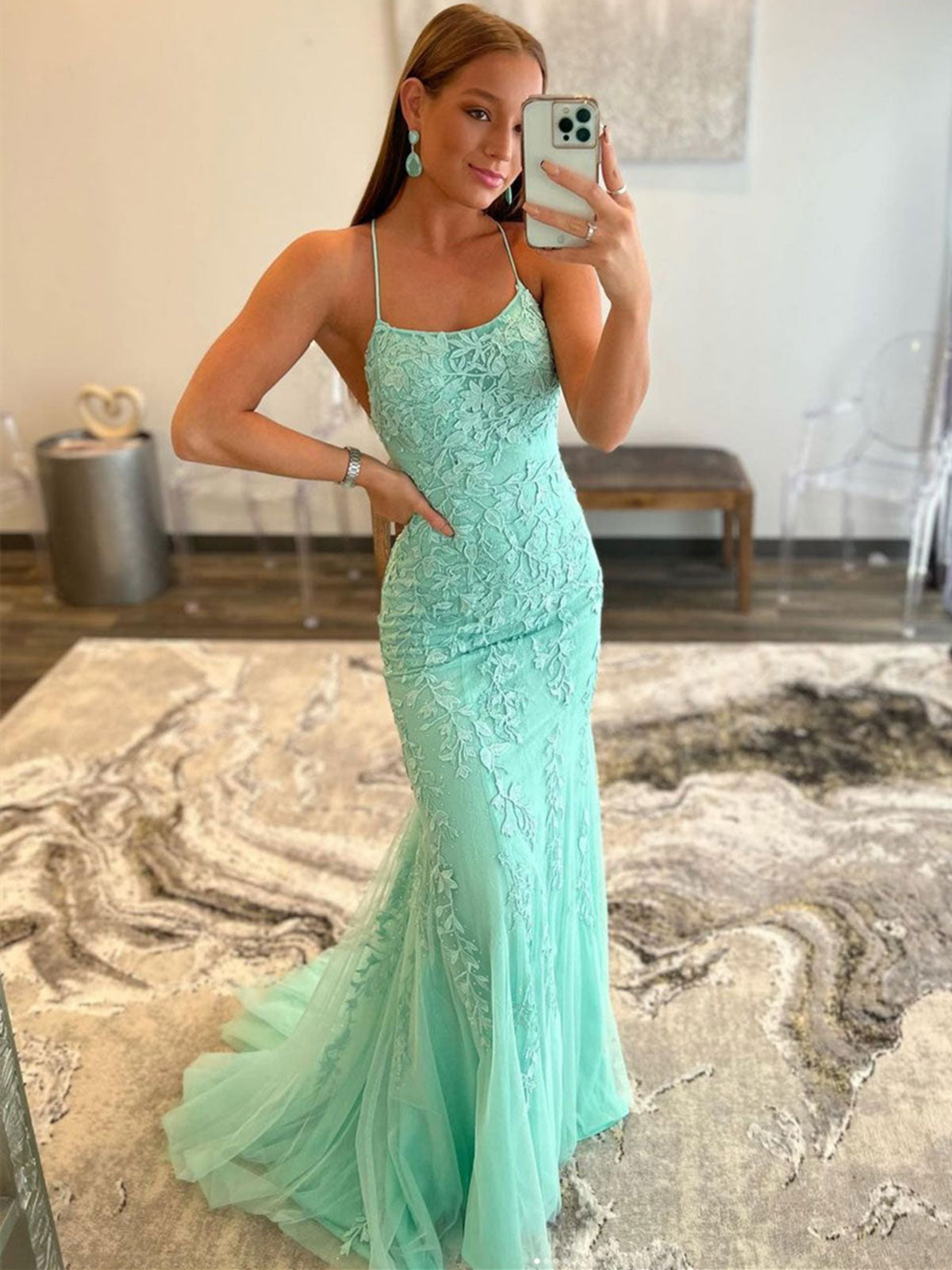 Vestido de fiesta largo de sirena con espalda descubierta y encaje verde menta