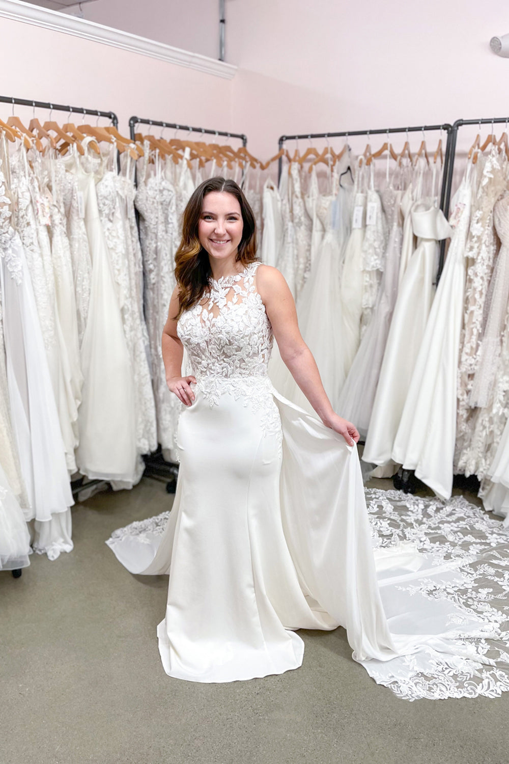 Vestido de novia largo estilo sirena con apliques de encaje y cola desmontable