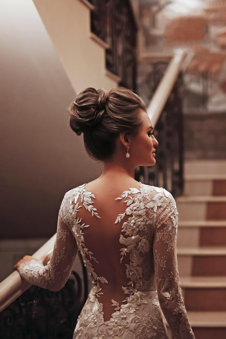 Langes, rückenfreies Brautkleid im Meerjungfrau-Stil mit hohem Halsausschnitt, Applikationen und Spitze