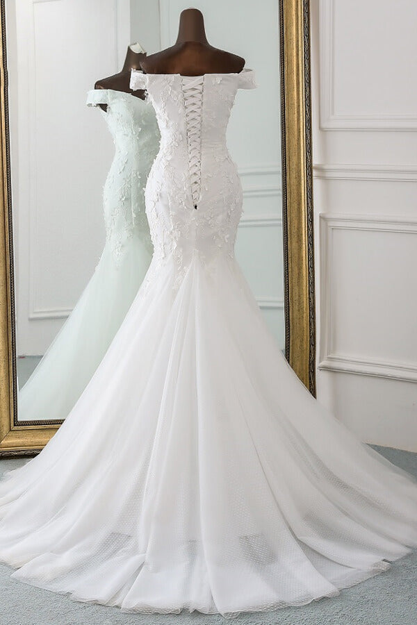 Vestido de novia largo de sirena con hombros descubiertos, encaje y apliques con cordones