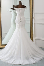 Vestido de novia largo de sirena con hombros descubiertos, encaje y apliques con cordones