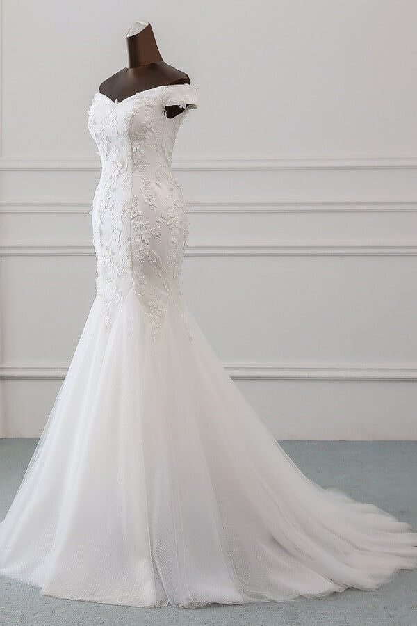Vestido de novia largo de sirena con hombros descubiertos, encaje y apliques con cordones