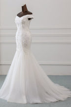 Vestido de novia largo de sirena con hombros descubiertos, encaje y apliques con cordones